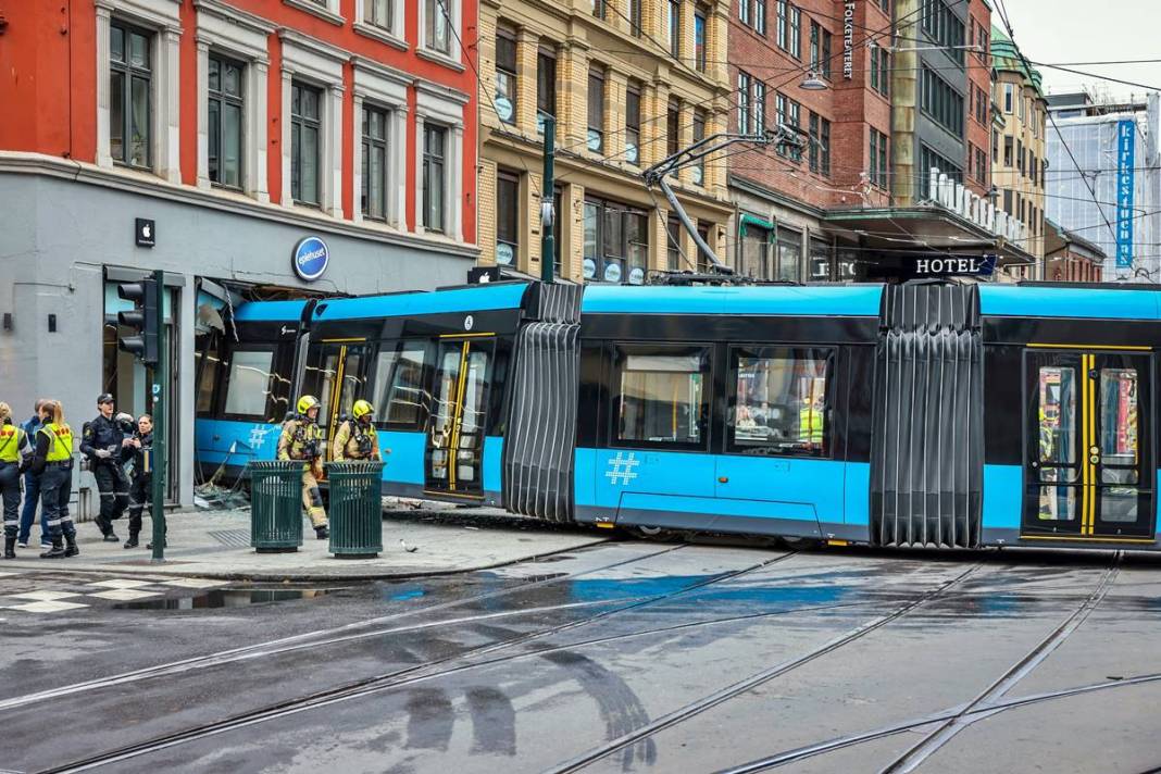 Raydan çıkan tramvay Apple Store'a girdi! Film sahnelerini aratmayan kareler 17